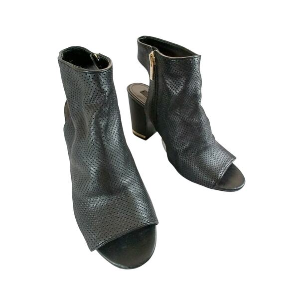 DKNY! BLACK PERFORATED GENUINE LEATHER PREP TOE OPEN CHUNKY HEELS! SZ 8.5M - Picture 2 of 10